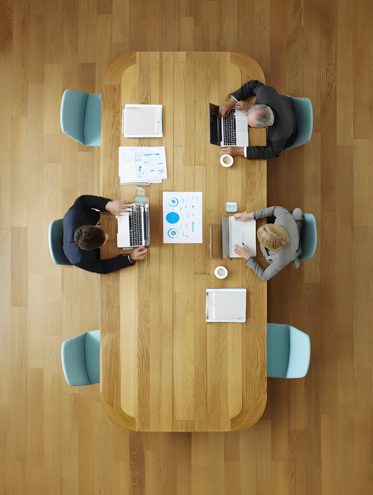 Équipe travaillant autour d'une table